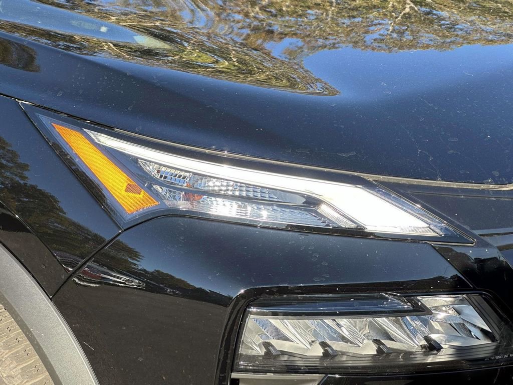 Certified 2025 Nissan Rogue SV image 9