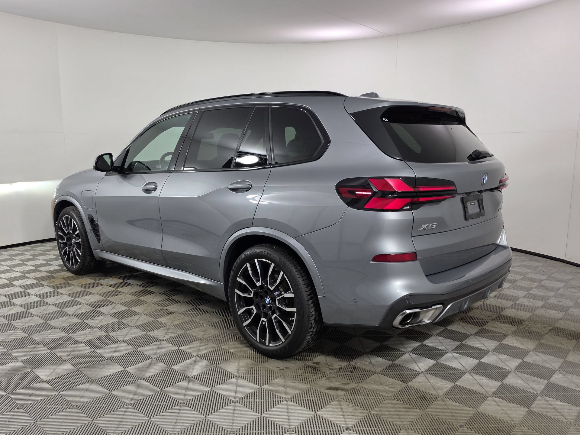 Used 2025 BMW X5 xDrive50e w/ M Sport Package AWD/4WD image 36