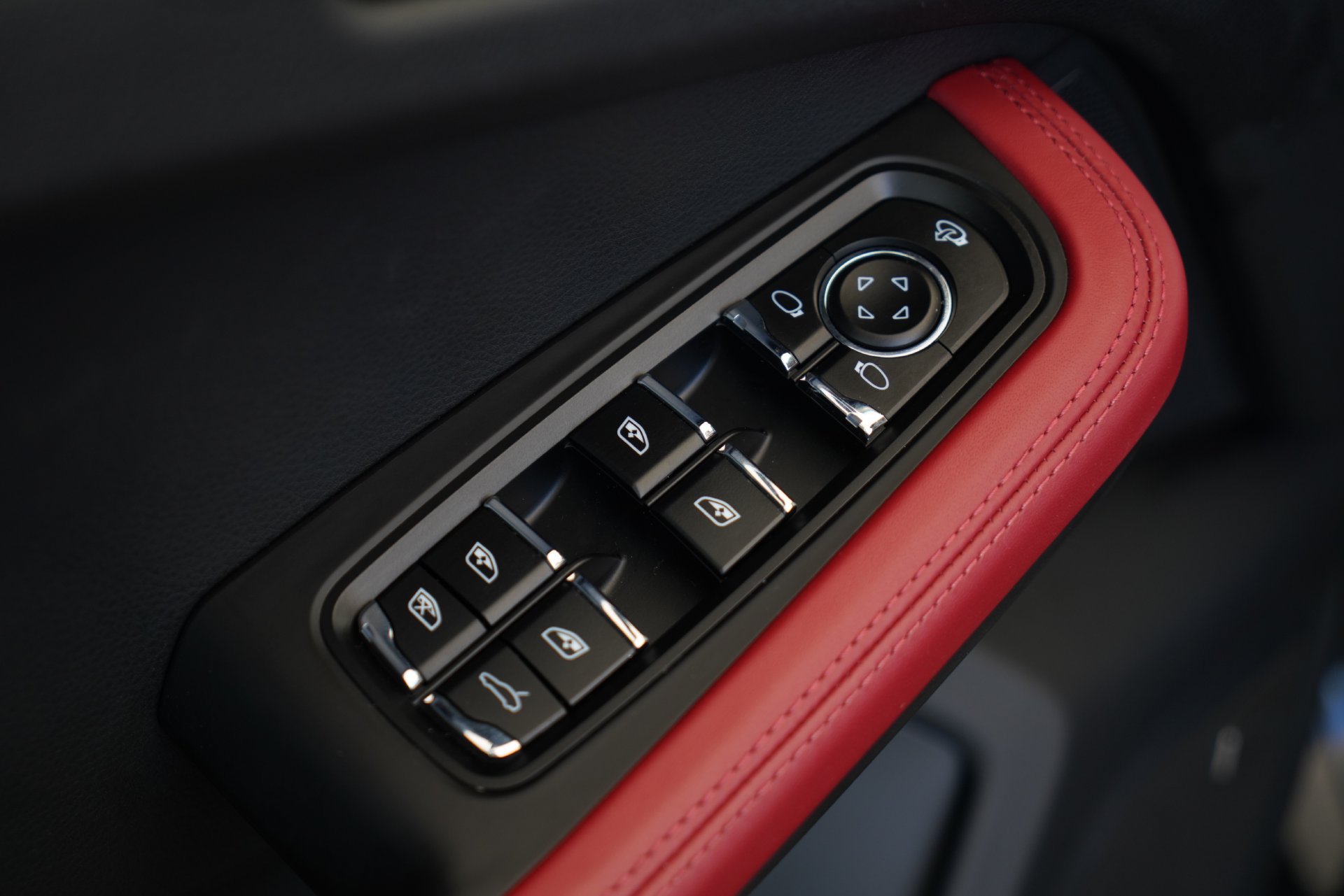 Used 2024 Porsche Macan S AWD/4WD image 21
