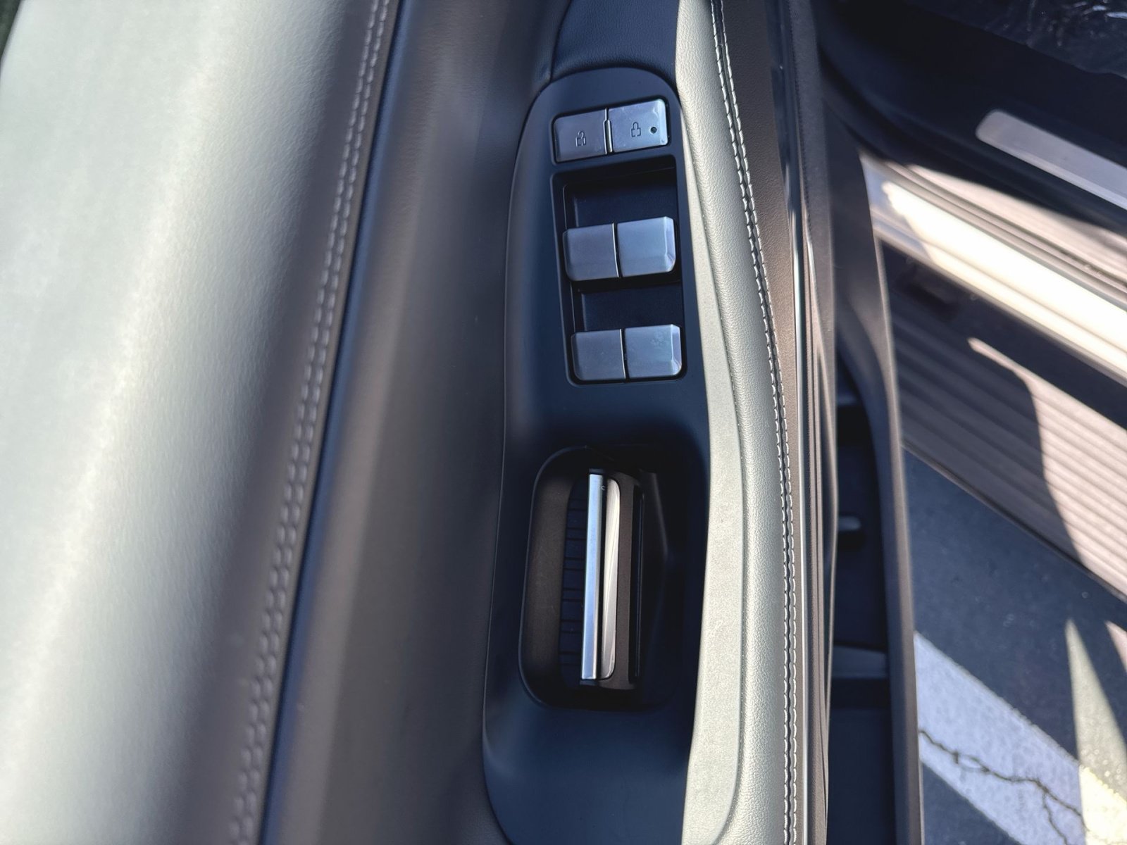 Used 2025 Lincoln Navigator Reserve AWD/4WD image 9