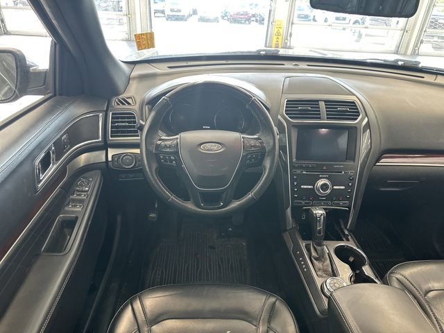 Used 2018 Ford Explorer Platinum AWD/4WD image 2