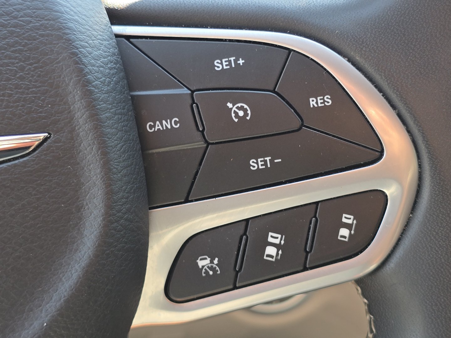 Used 2023 Chrysler Pacifica Touring-L FWD image 13