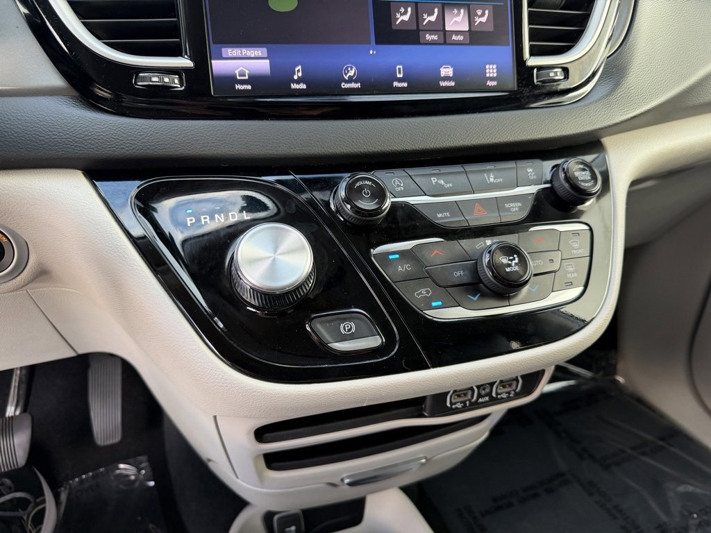 Used 2024 Chrysler Pacifica Touring-L image 14