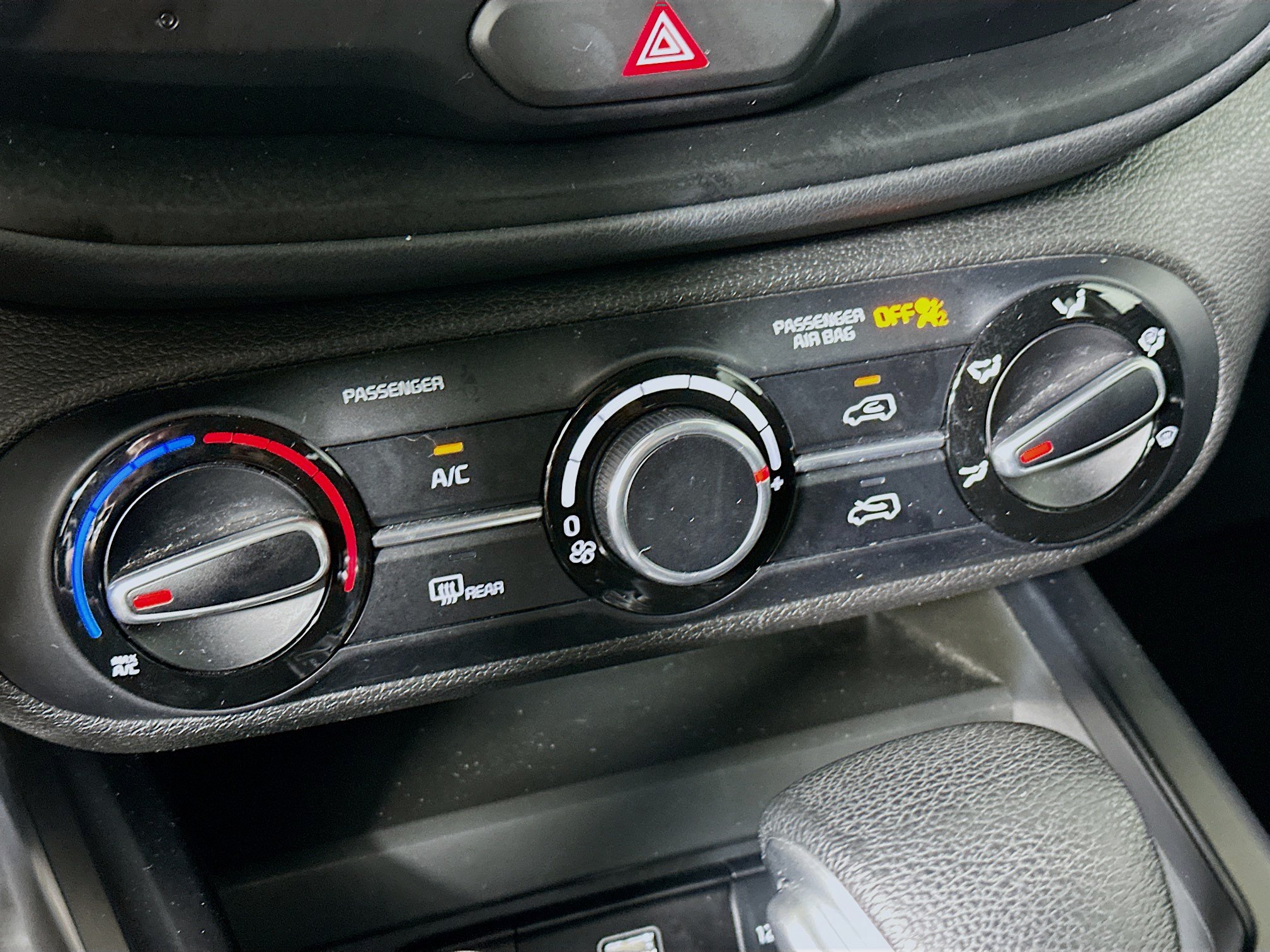 Used 2025 Kia Soul LX w/ LX Technology Package FWD image 23