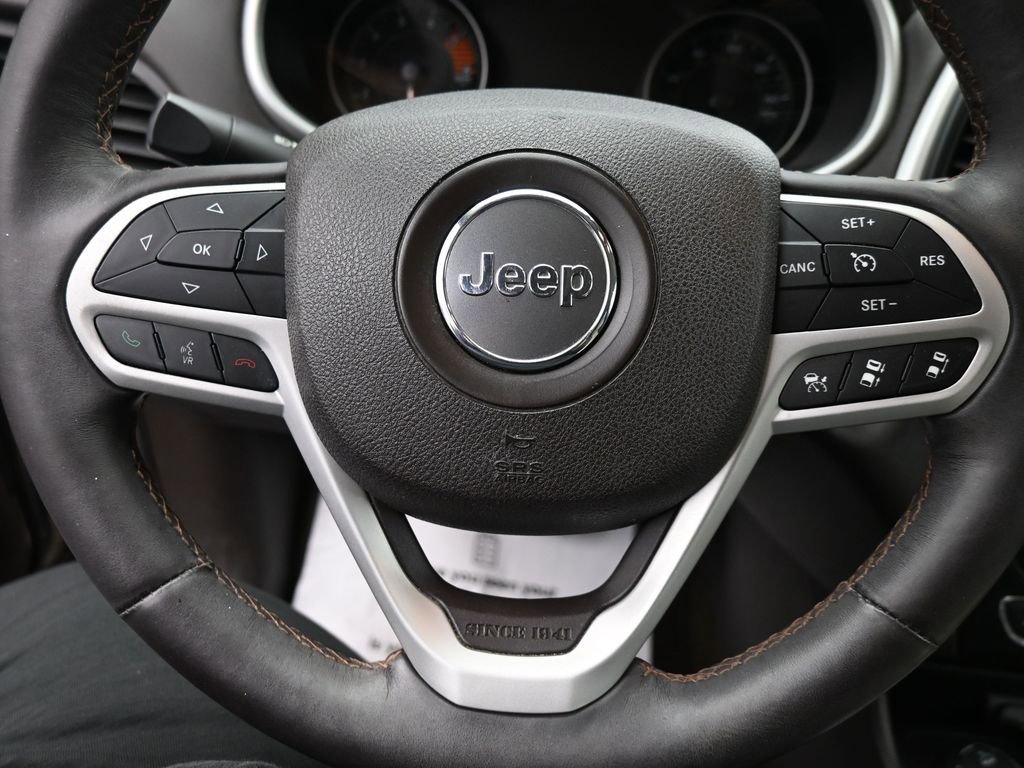 Used 2017 Jeep Cherokee Overland w/ Technology Group AWD/4WD image 16