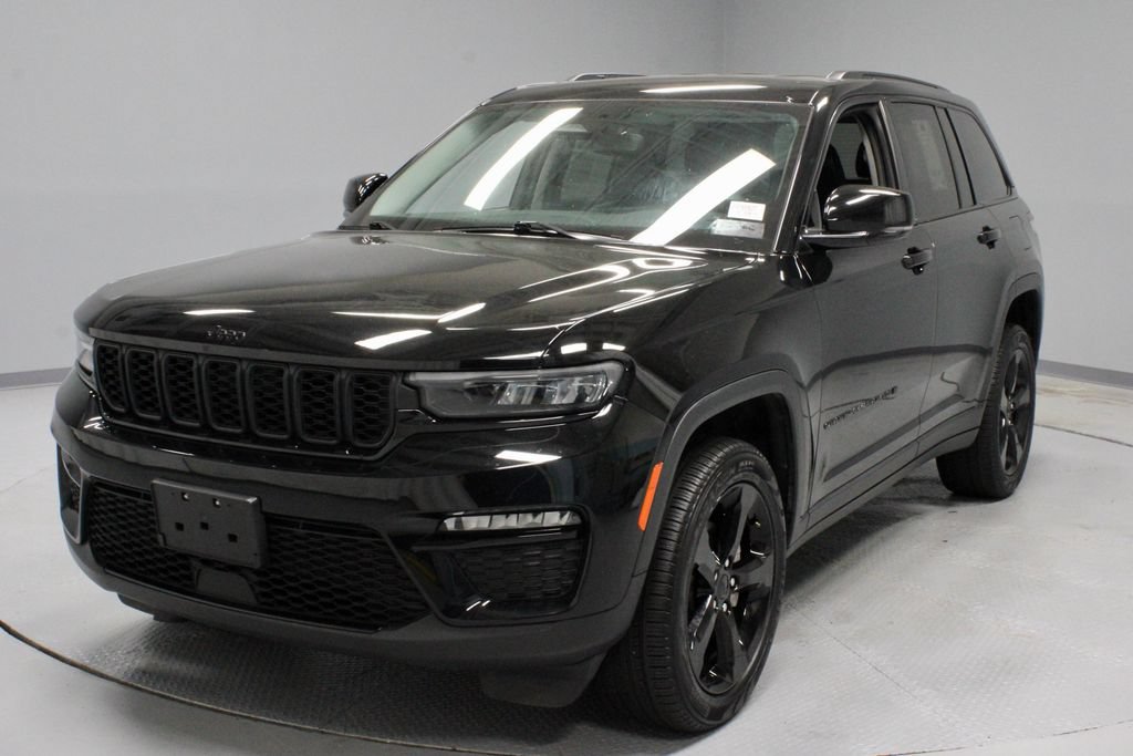 Used 2023 Jeep Grand Cherokee Limited w/ Black Appearance Package AWD/4WD image 6