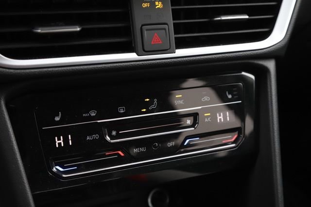 Used 2025 Volkswagen Taos SE w/ Black Wheel Package image 28