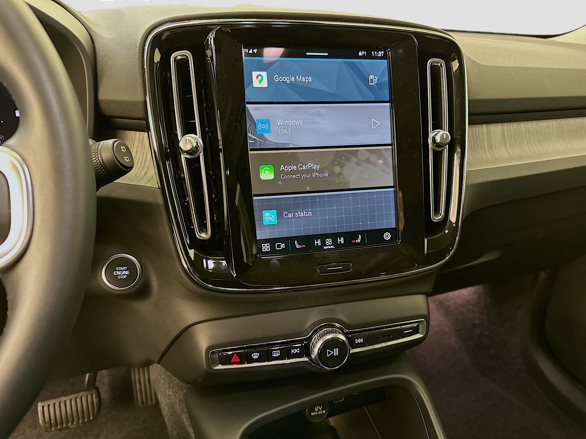 Used 2025 Volvo XC40 B5 Plus image 26