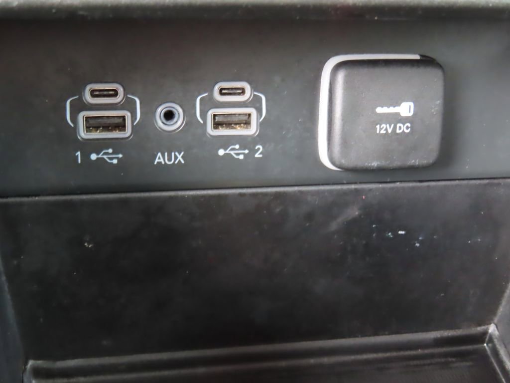Used 2023 Jeep Grand Cherokee Limited w/ Black Appearance Package AWD/4WD image 10