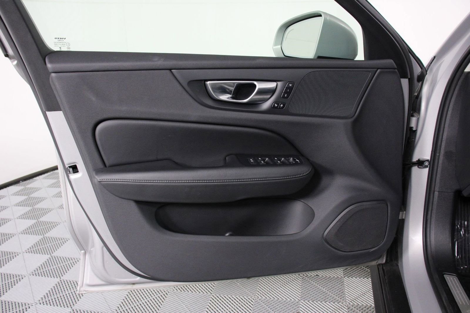 Used 2025 Volvo V60 B5 Cross Country Plus image 17