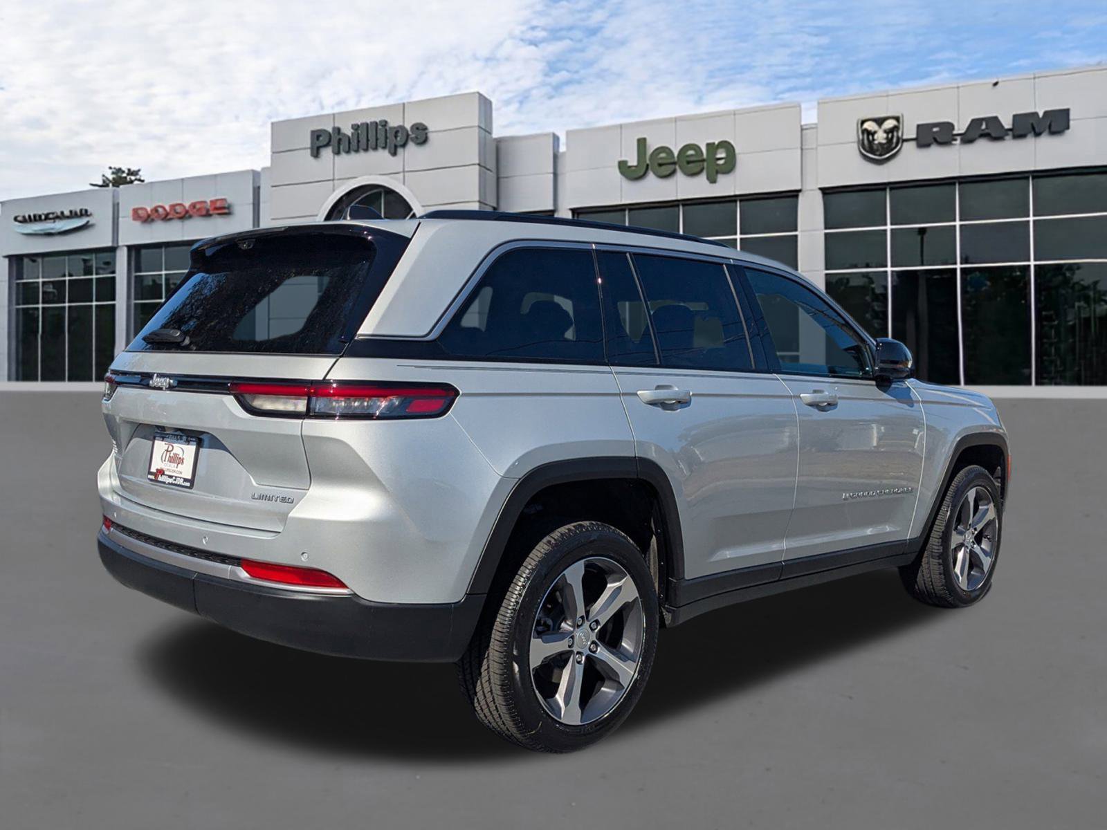 New 2026 Jeep Grand Cherokee Limited w/ Luxury Tech Group II image 3