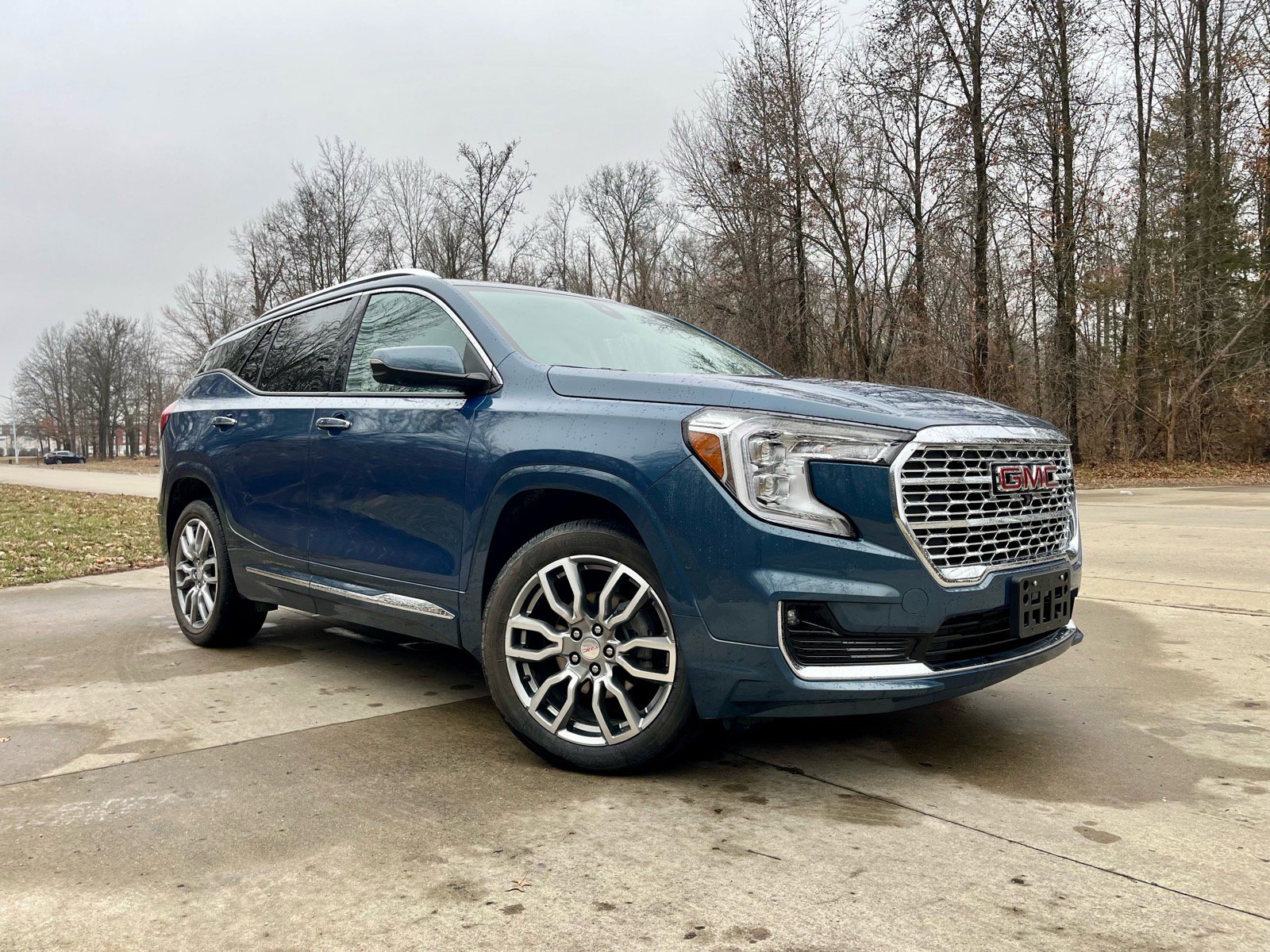 Used 2024 GMC Terrain Denali w/ Denali Premium Package image 1