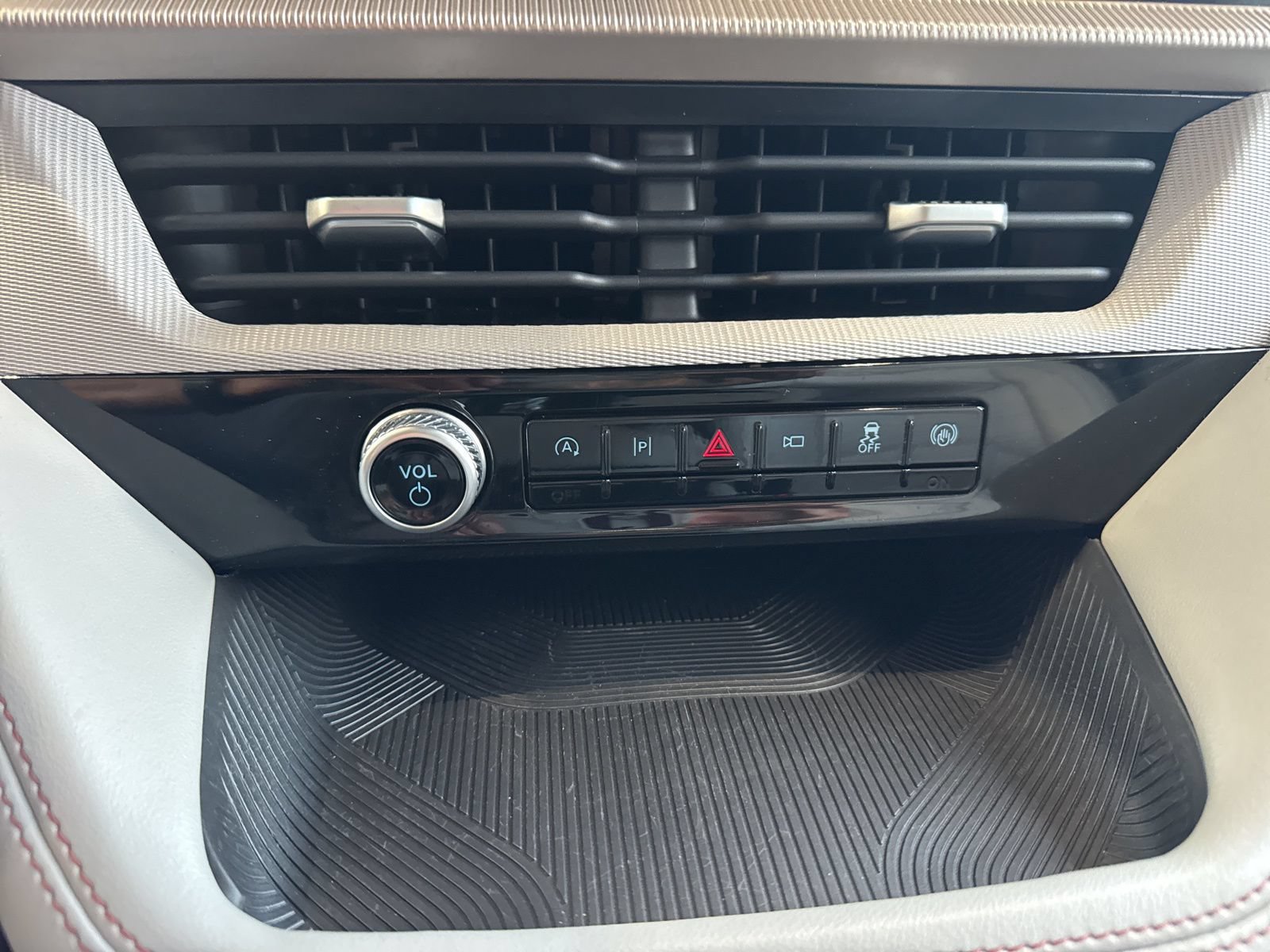 Certified 2025 Ford Explorer Active w/ Active Comfort Package AWD/4WD image 33