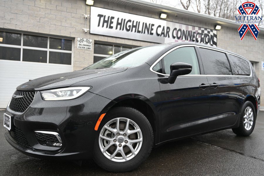 Used 2023 Chrysler Pacifica Touring-L FWD image 1
