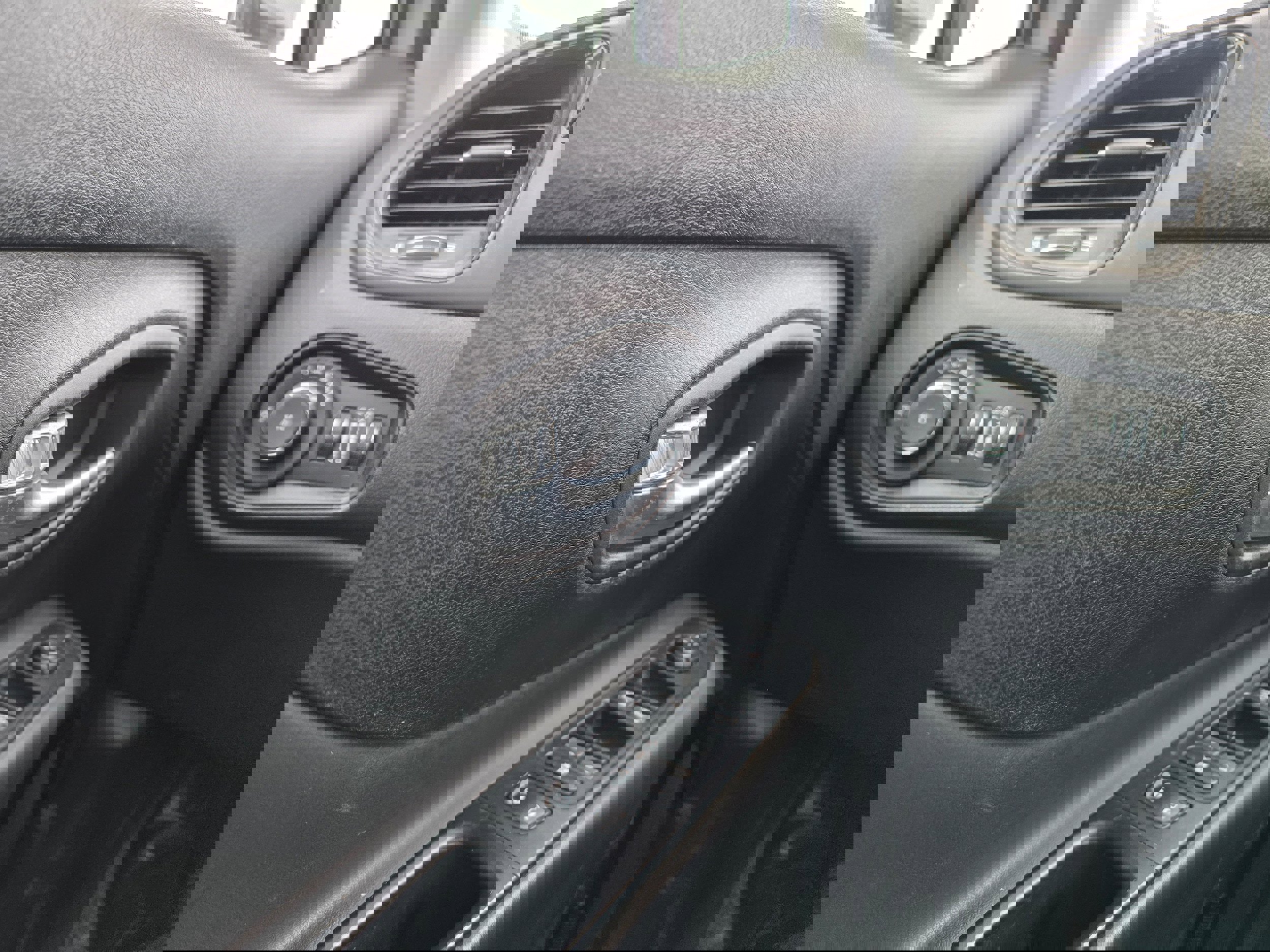 Used 2018 Jeep Renegade Altitude image 9