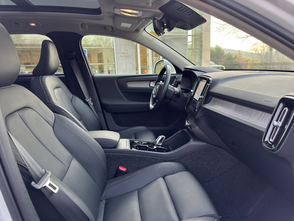 Used 2025 Volvo XC40 B5 Plus image 19