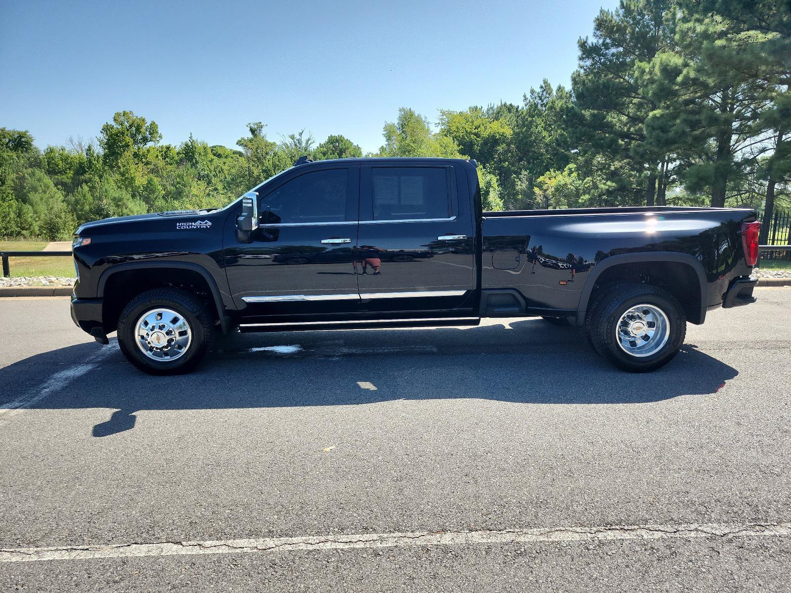 Used 2024 Chevrolet Silverado 3500 High Country w/ High Country Premium Package AWD/4WD image 2