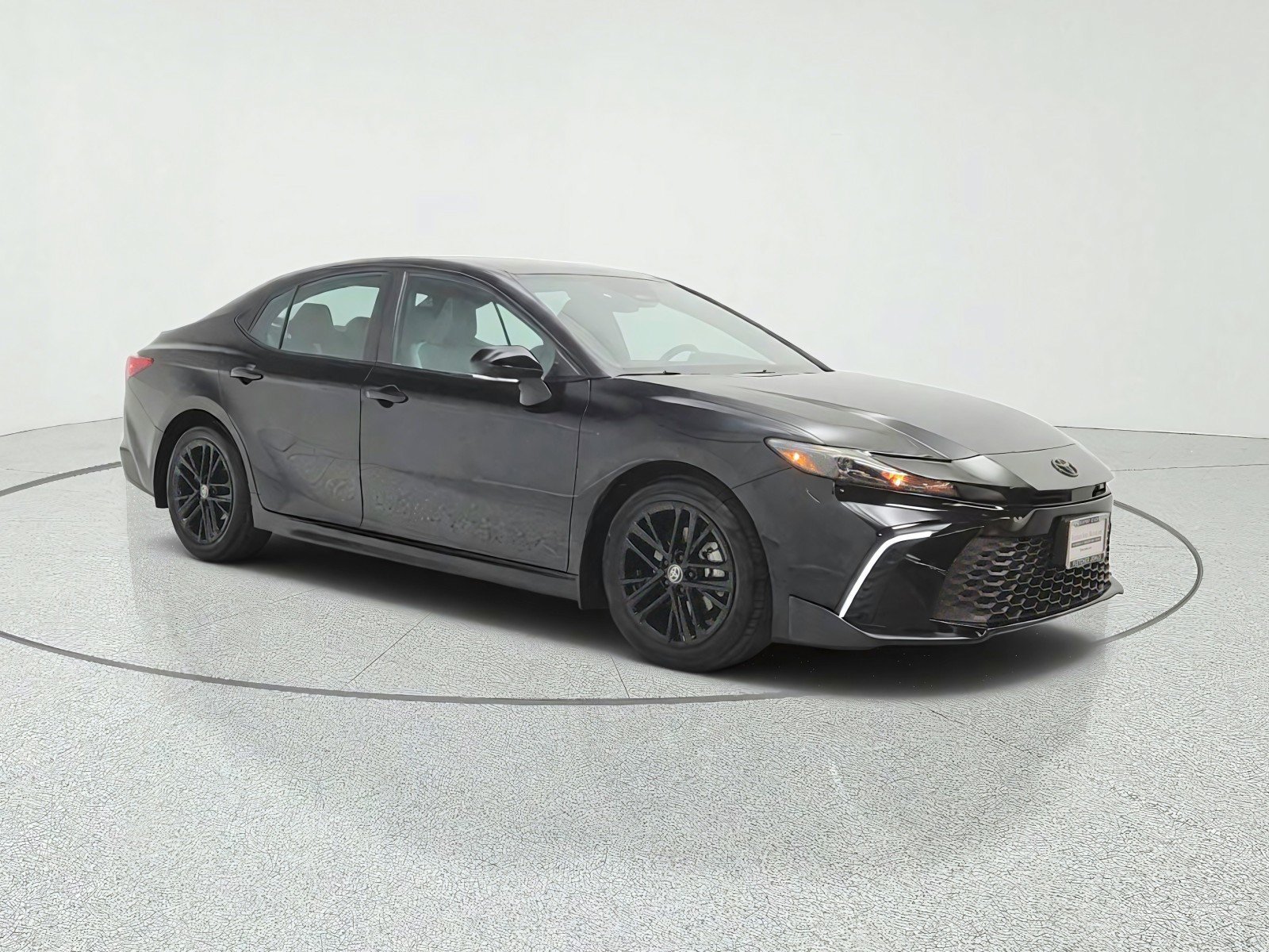 Used 2025 Toyota Camry SE w/ Convenience Package FWD image 3