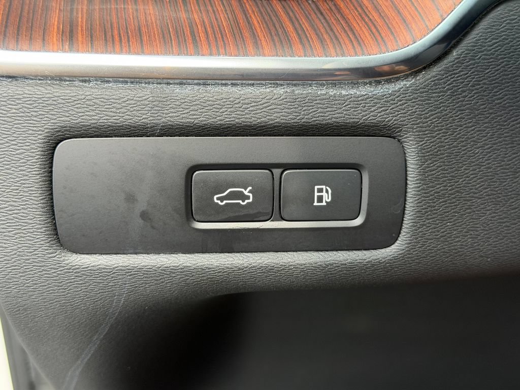 Certified 2024 Volvo XC60 T8 Plus w/ Protection Package Premier AWD/4WD image 38