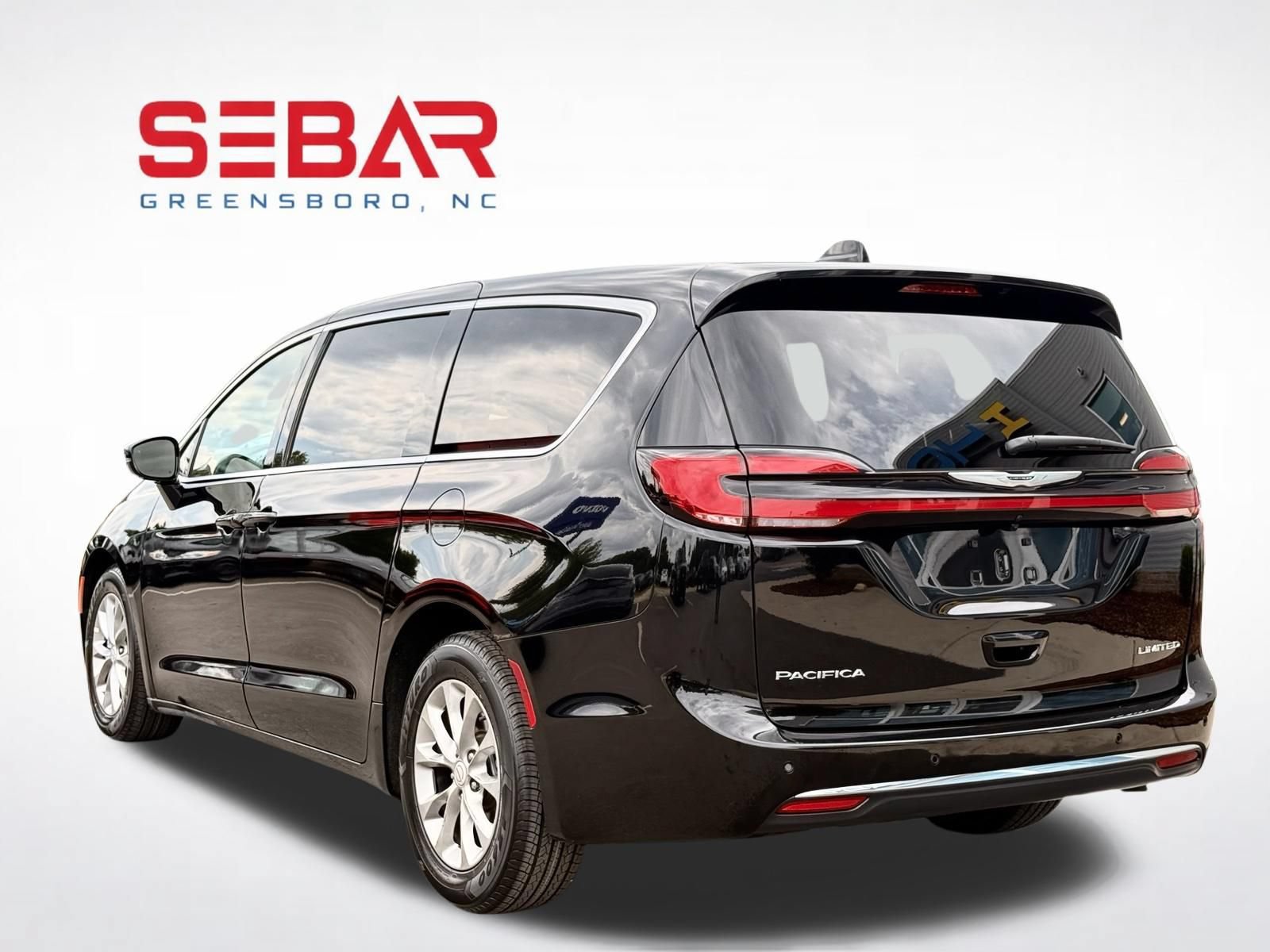 Used 2026 Chrysler Pacifica Limited FWD image 11