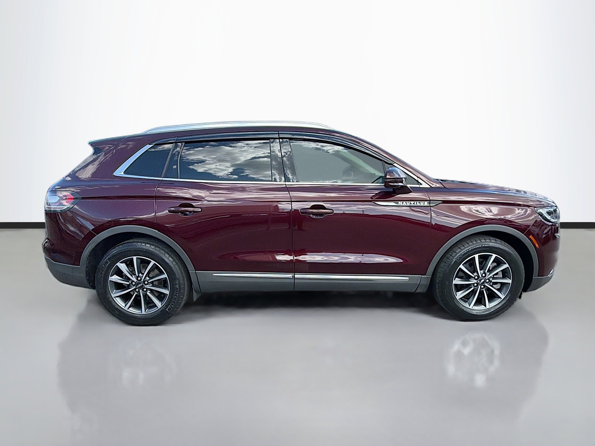 Used 2021 Lincoln Nautilus FWD image 2