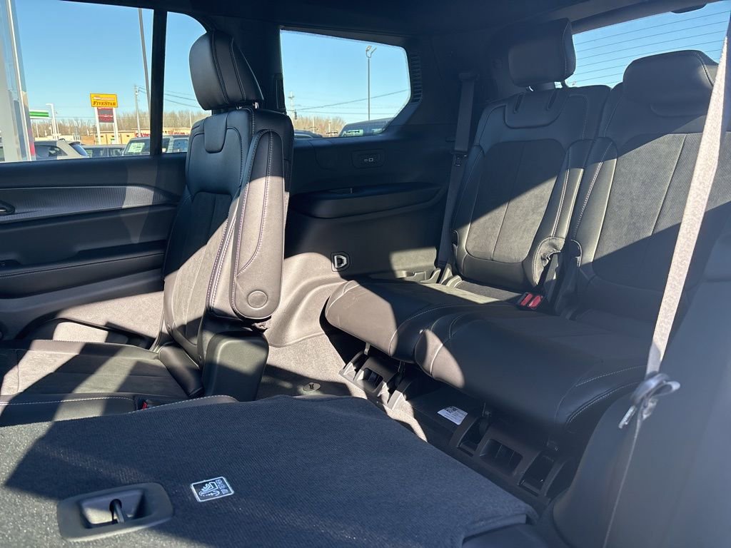 New 2025 Jeep Grand Cherokee L Laredo image 17