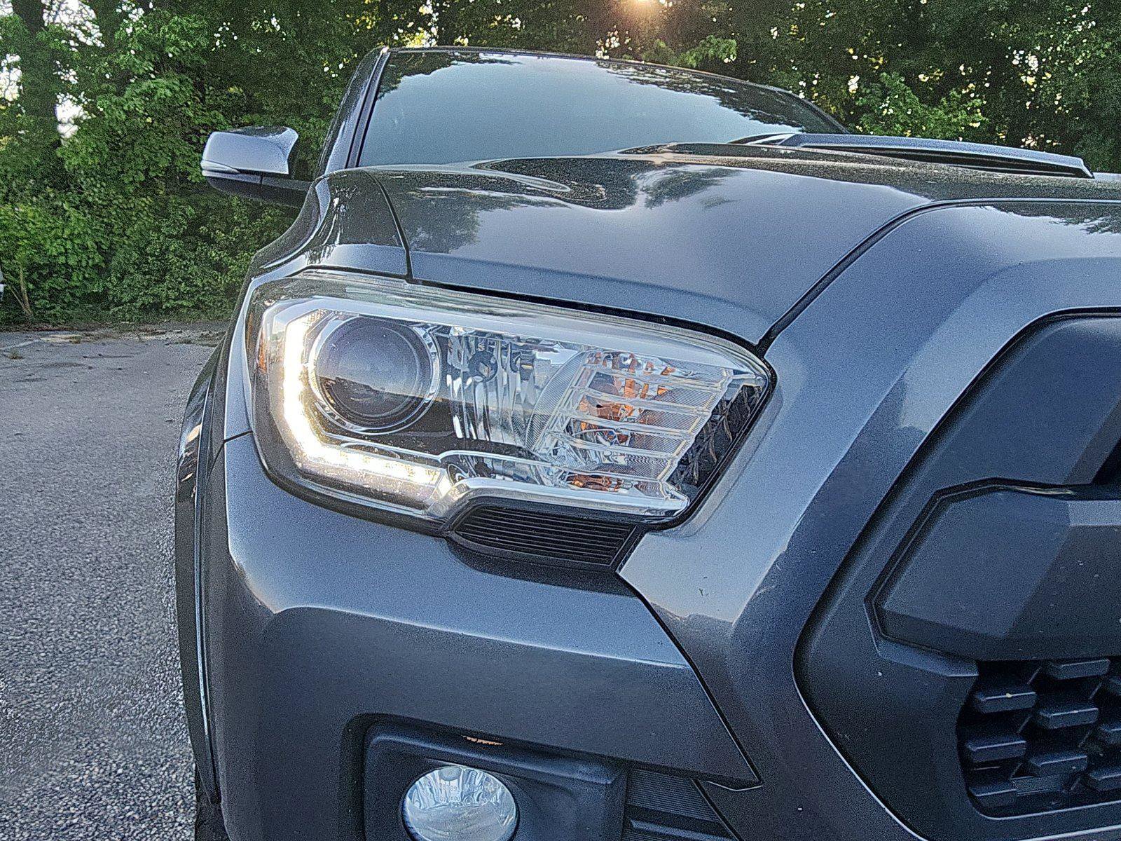 Used 2017 Toyota Tacoma TRD Sport w/ Premium & Technology Package AWD/4WD image 9