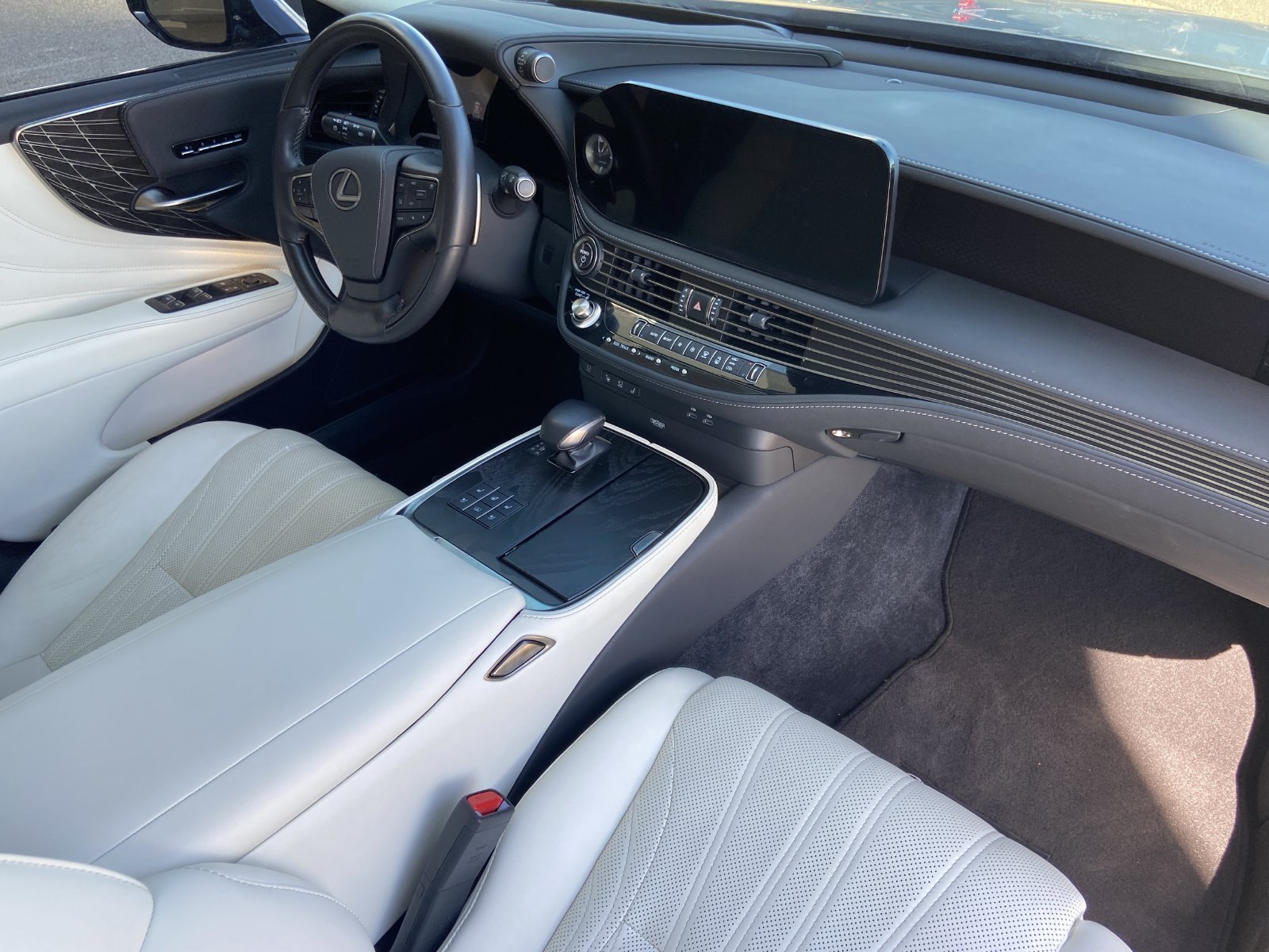 Used 2023 Lexus LS 500h AWD w/ Luxury Package image 12