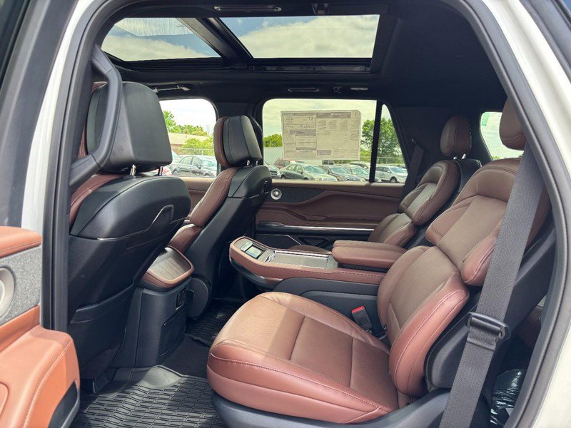 New 2026 Lincoln Navigator Reserve AWD/4WD image 11