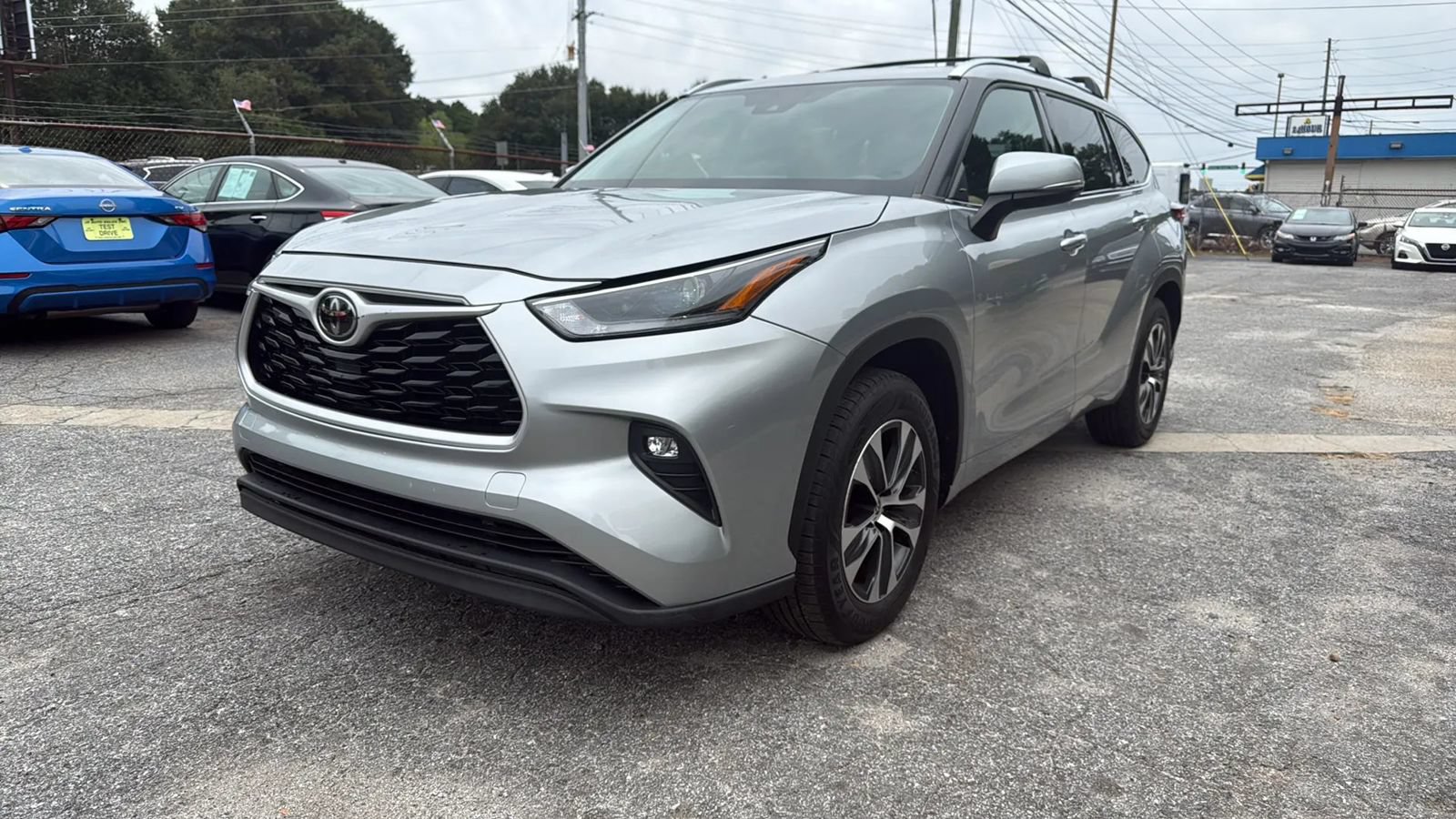Used 2021 Toyota Highlander XLE FWD image 3