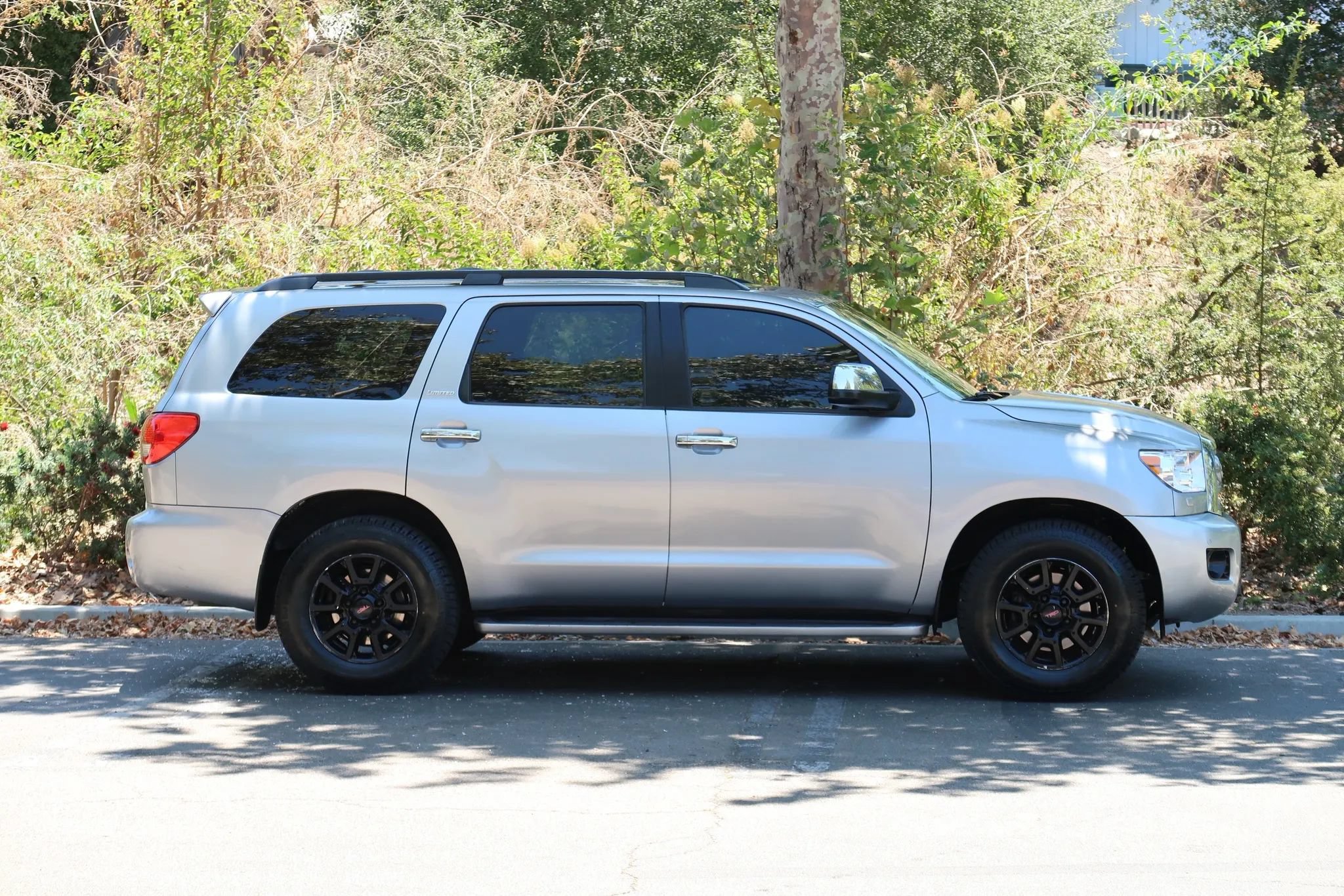 Used 2010 Toyota Sequoia Limited RWD image 7