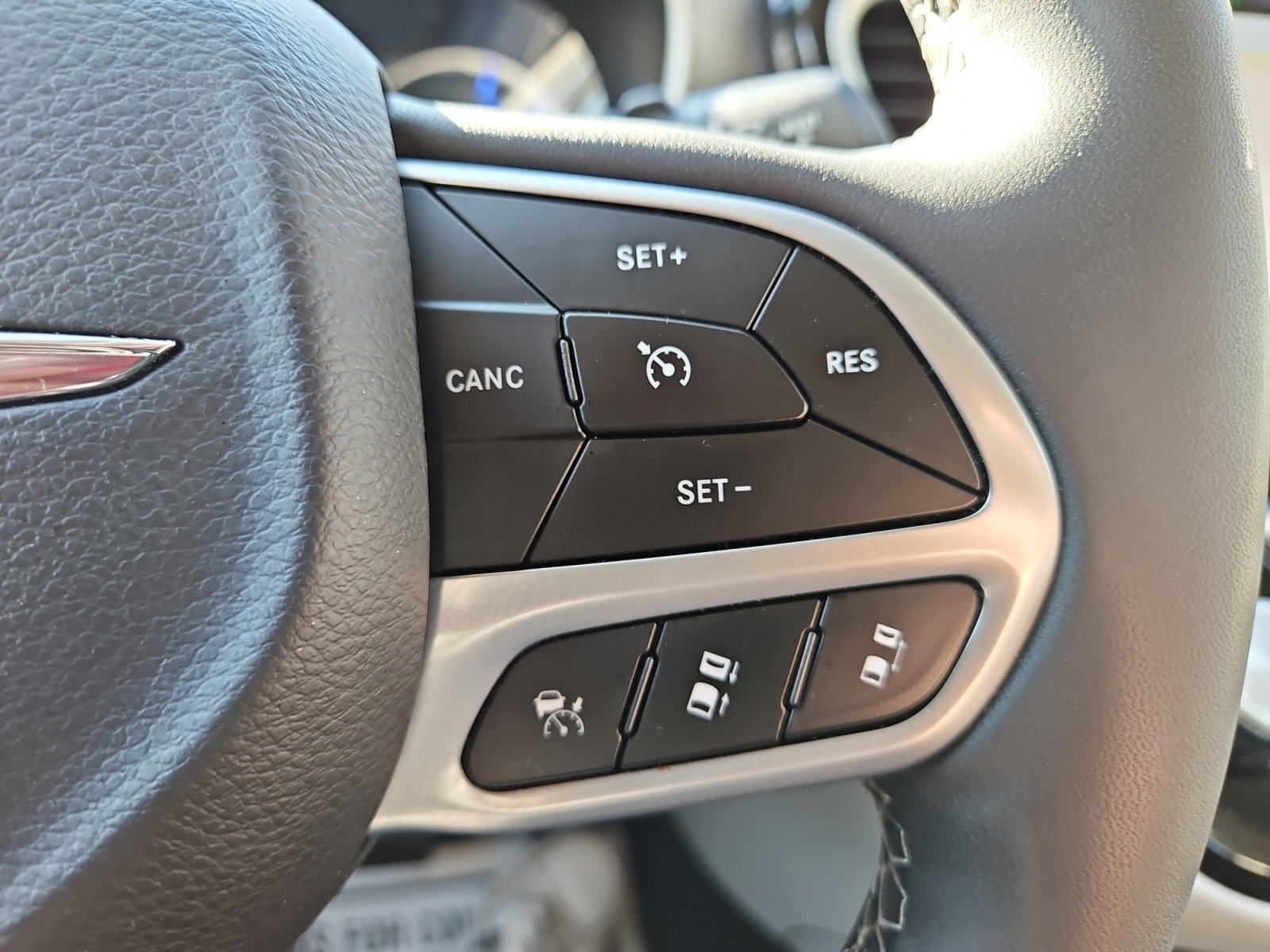 Used 2024 Chrysler Pacifica Select image 26