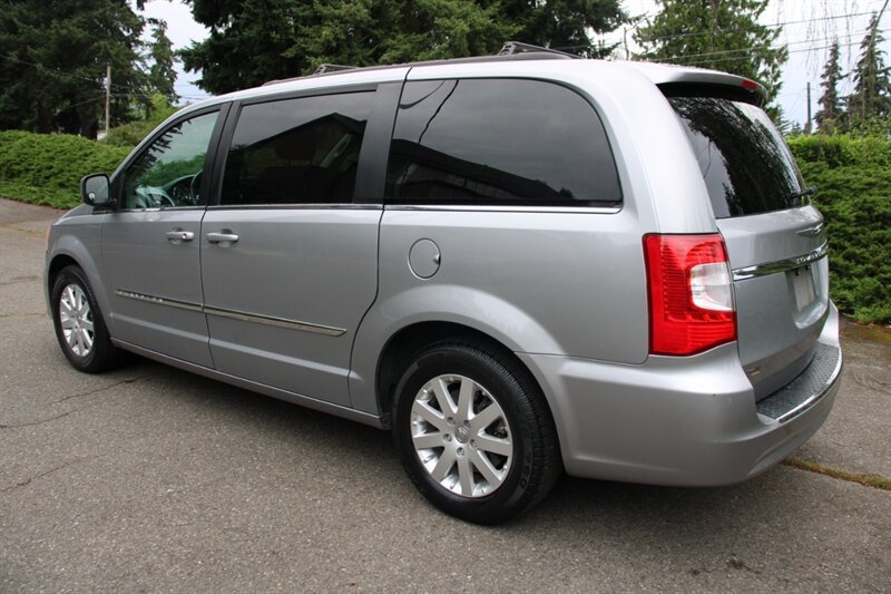 Used 2014 Chrysler Town & Country Touring FWD image 4