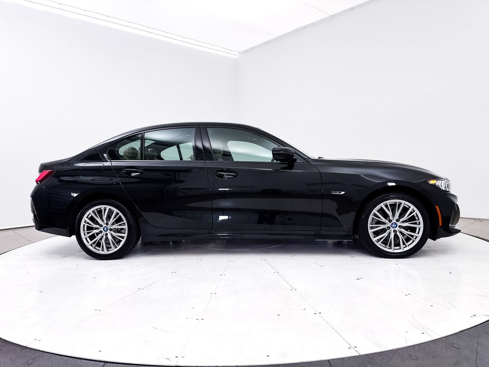 Used 2023 BMW 330e RWD image 35