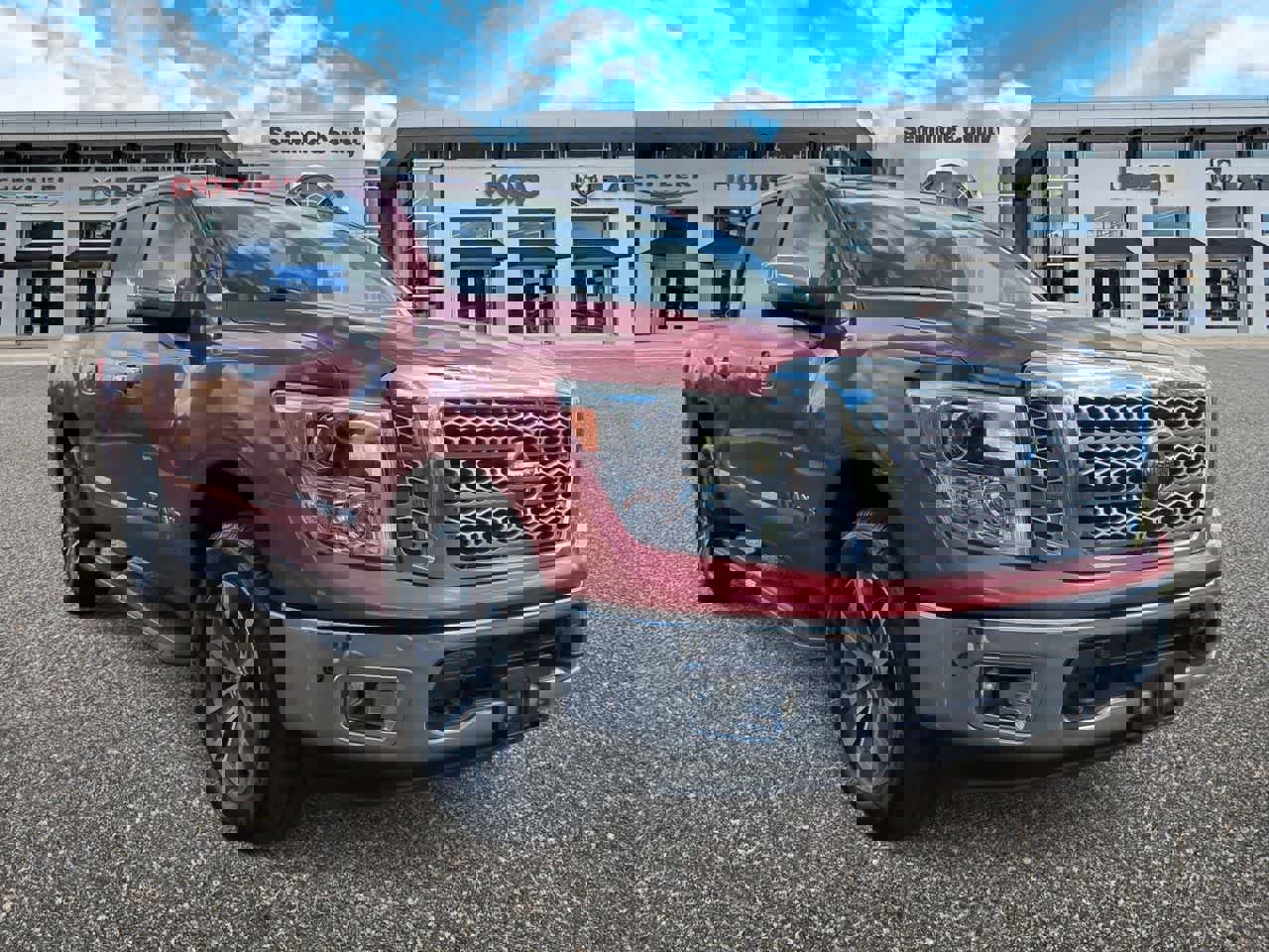 Used 2018 Nissan Titan SL image 2