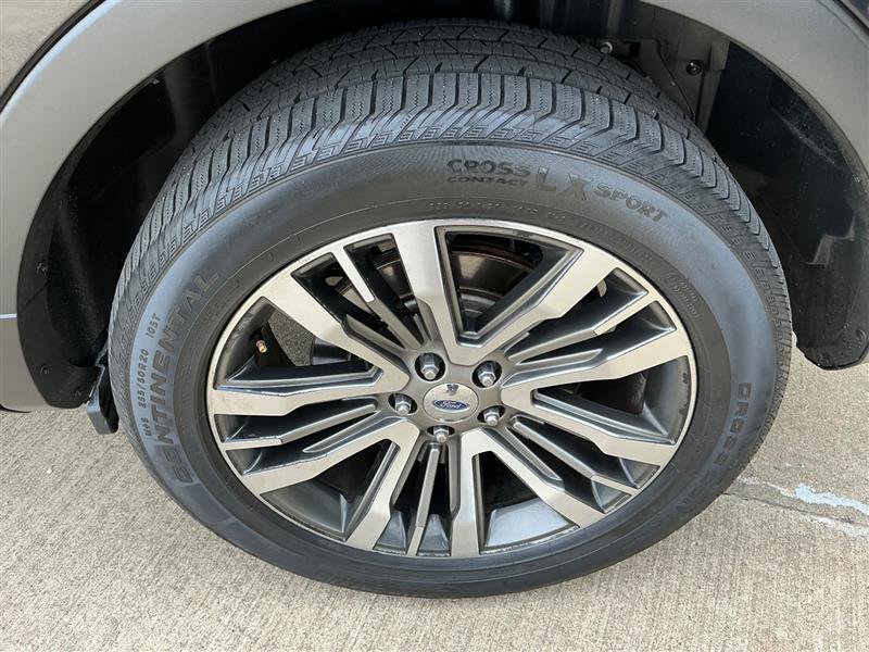 Used 2017 Ford Explorer Platinum image 25