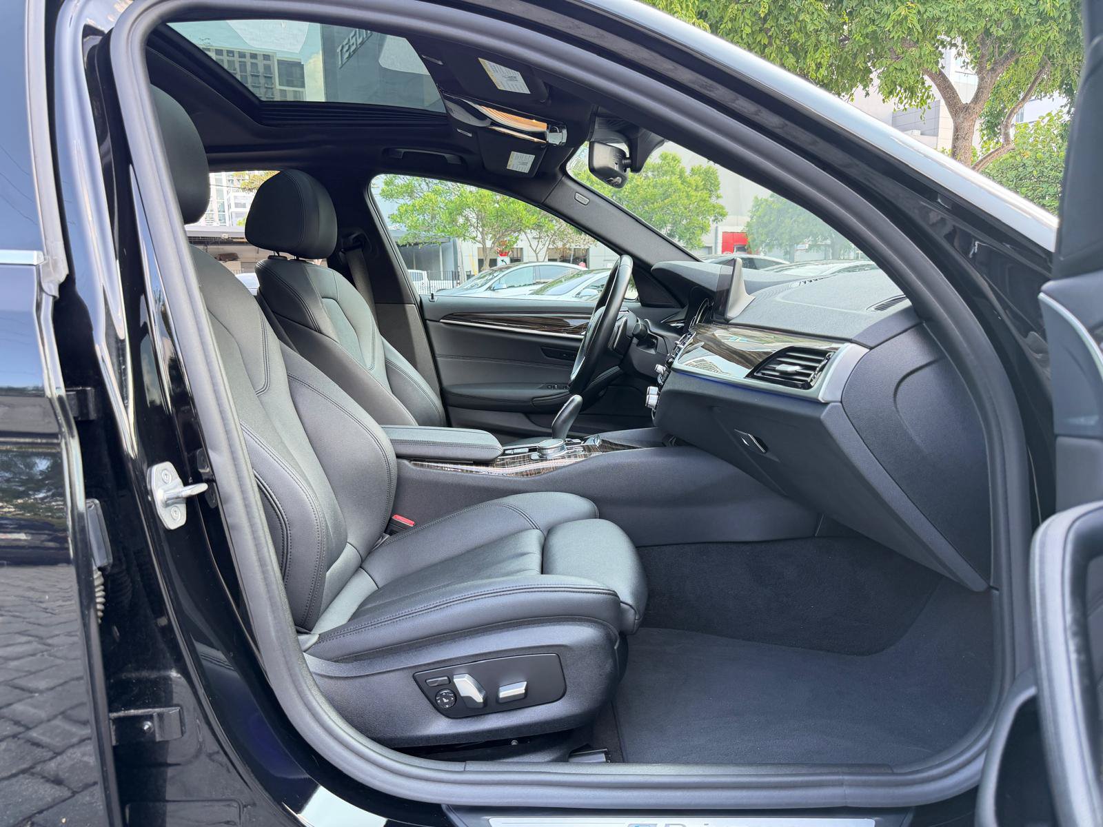 Used 2019 BMW 530e RWD image 42