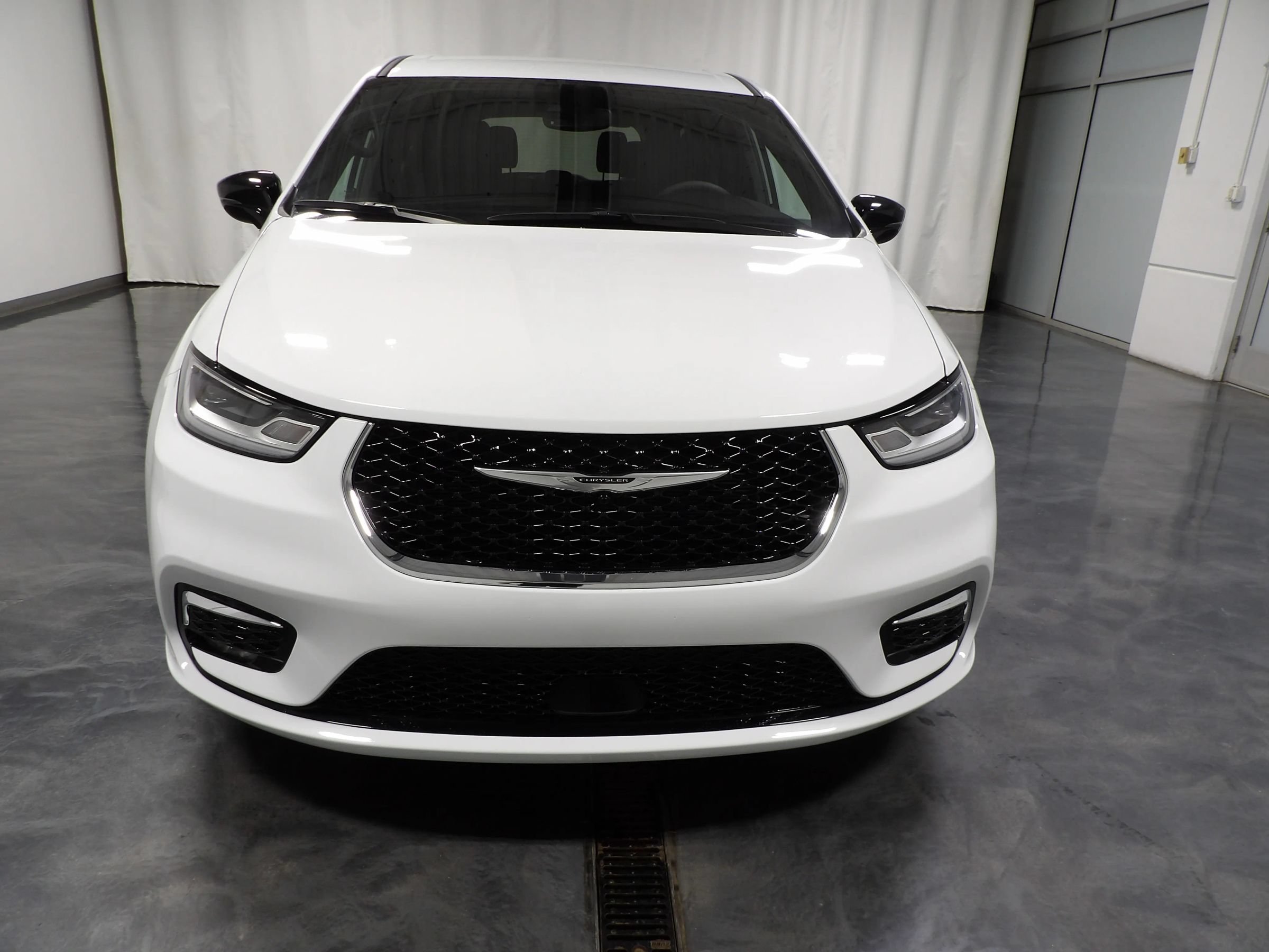 Used 2025 Chrysler Pacifica Select FWD image 2