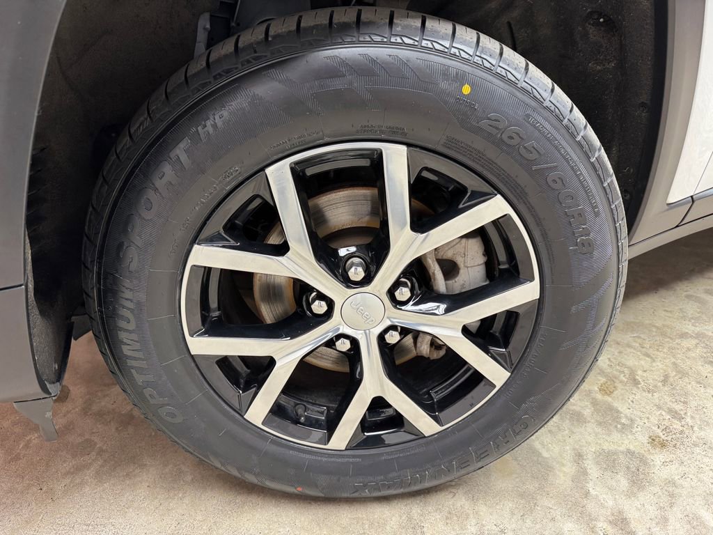 Used 2023 Jeep Grand Cherokee Limited w/ Luxury Tech Group II AWD/4WD image 29