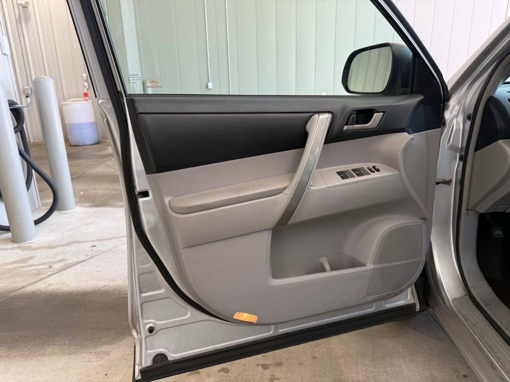 Used 2011 Toyota Highlander SE w/ Tow Pkg image 27