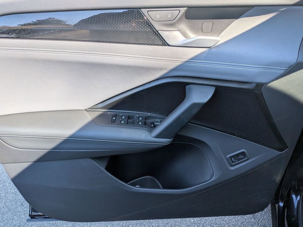 Used 2025 Volkswagen Tiguan SE w/ Panoramic Sunroof Package AWD/4WD image 13