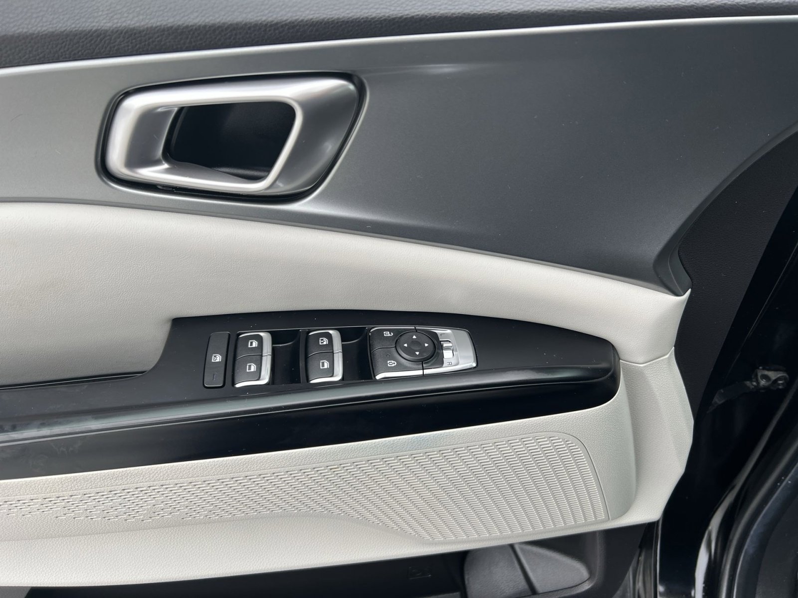 Used 2022 Kia Carnival LX image 15