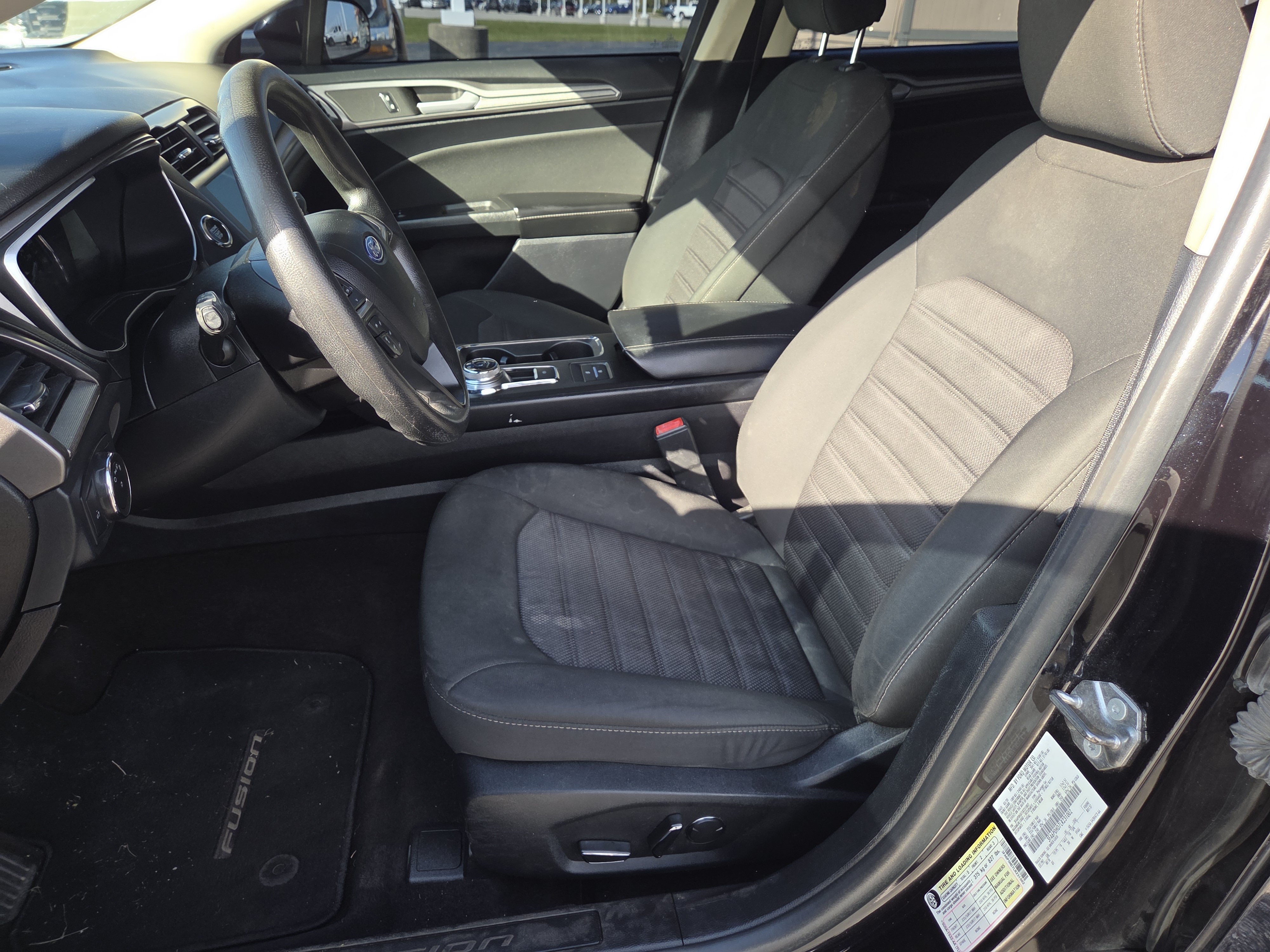 Used 2020 Ford Fusion SE FWD image 15