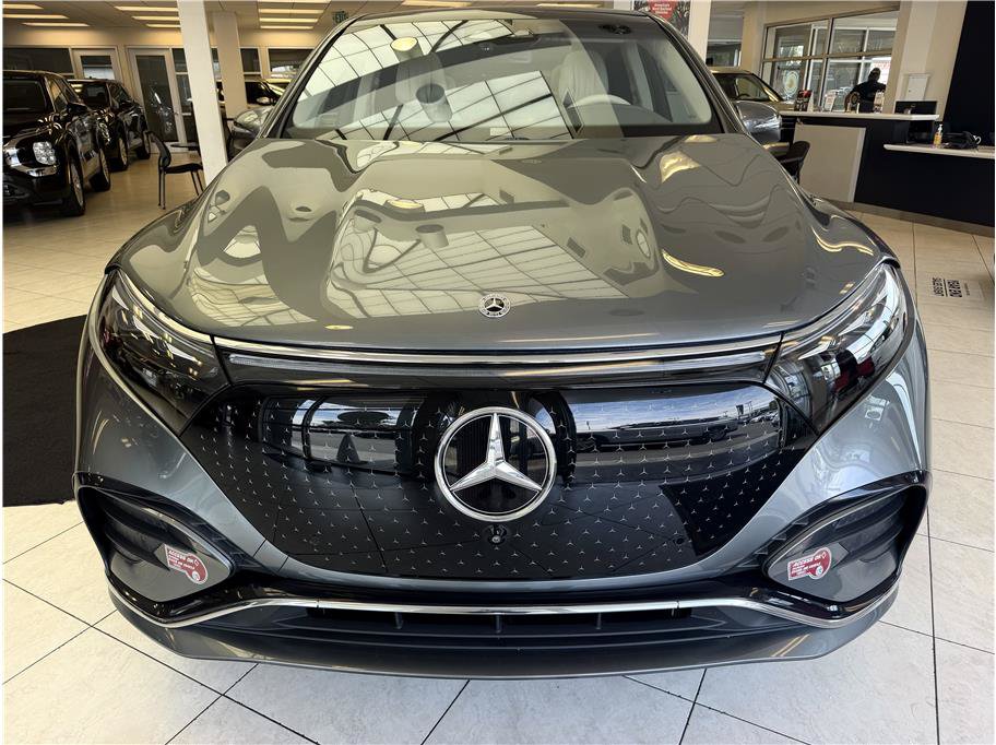 Used 2023 Mercedes-Benz EQS 580 4MATIC SUV w/ Exclusive Trim Package image 2