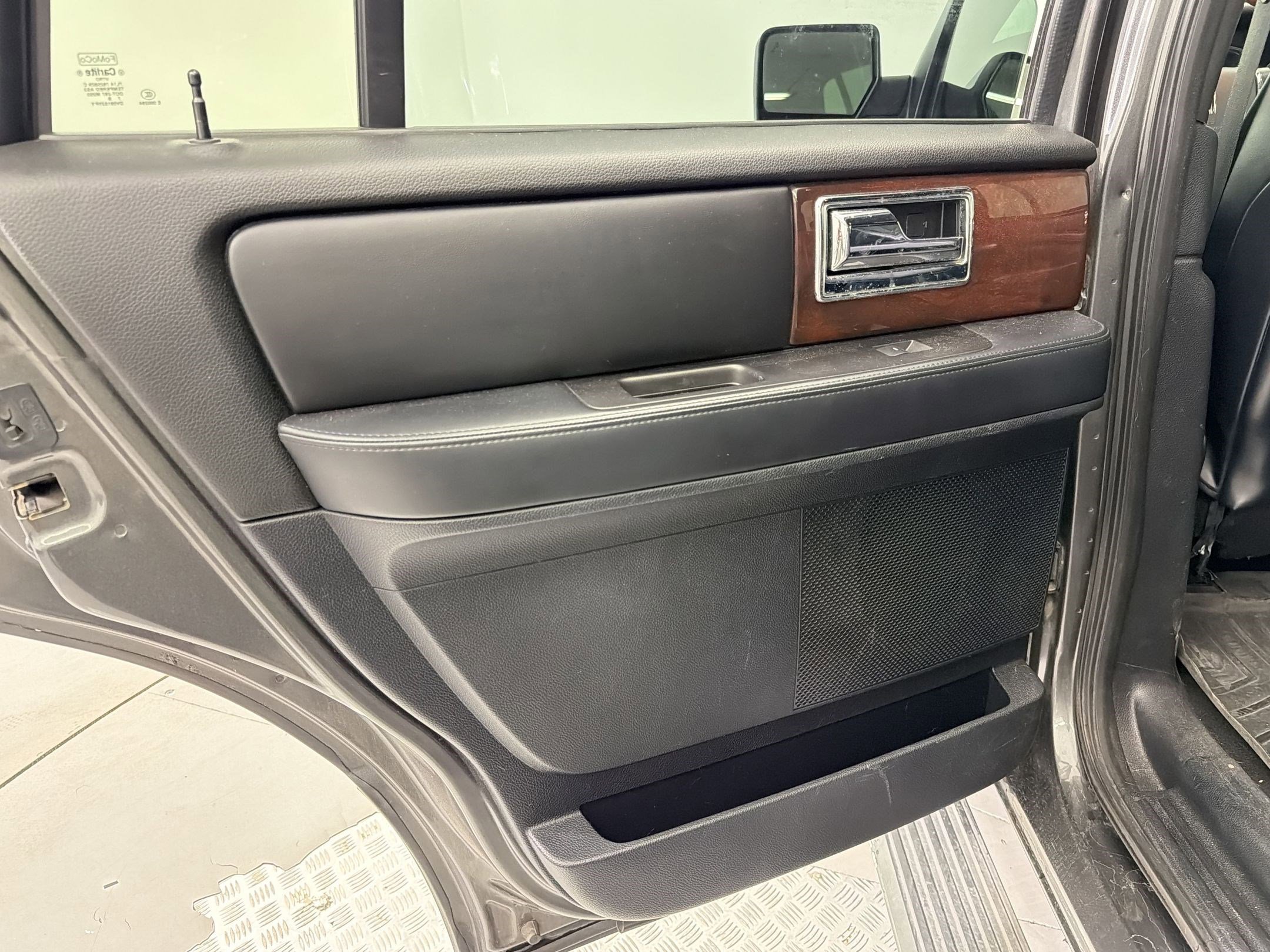 Used 2017 Lincoln Navigator Select RWD image 23
