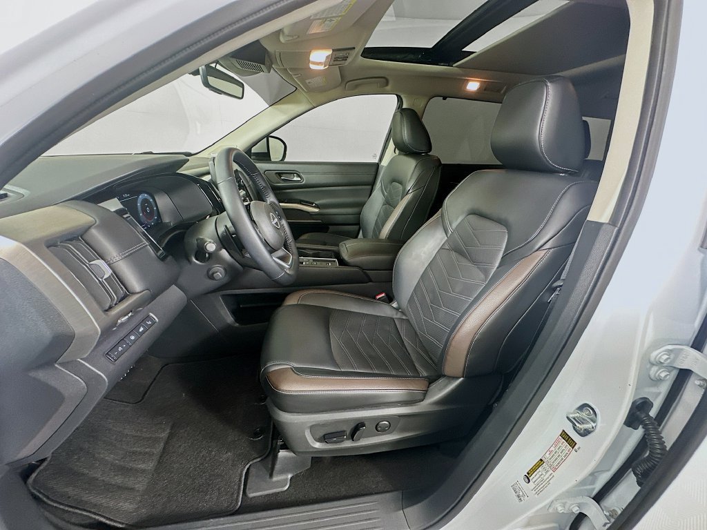 Used 2025 Nissan Pathfinder Platinum FWD image 21