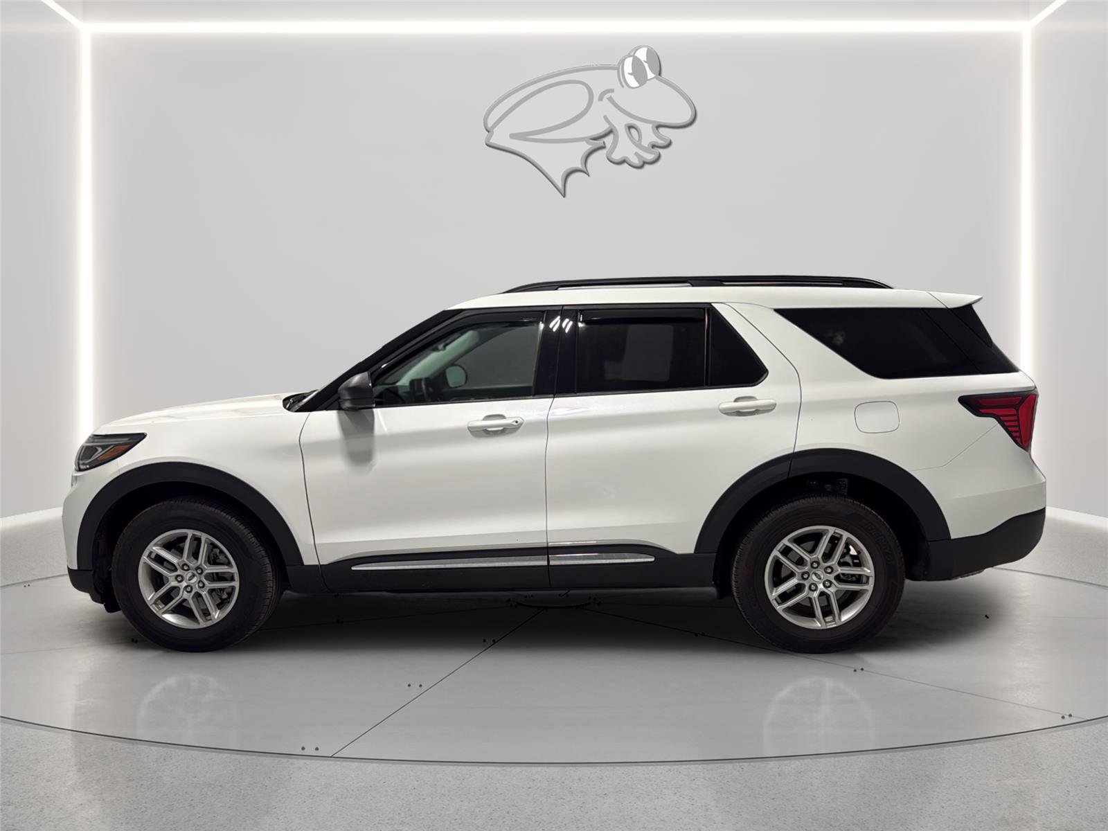 Used 2025 Ford Explorer Active AWD/4WD image 2