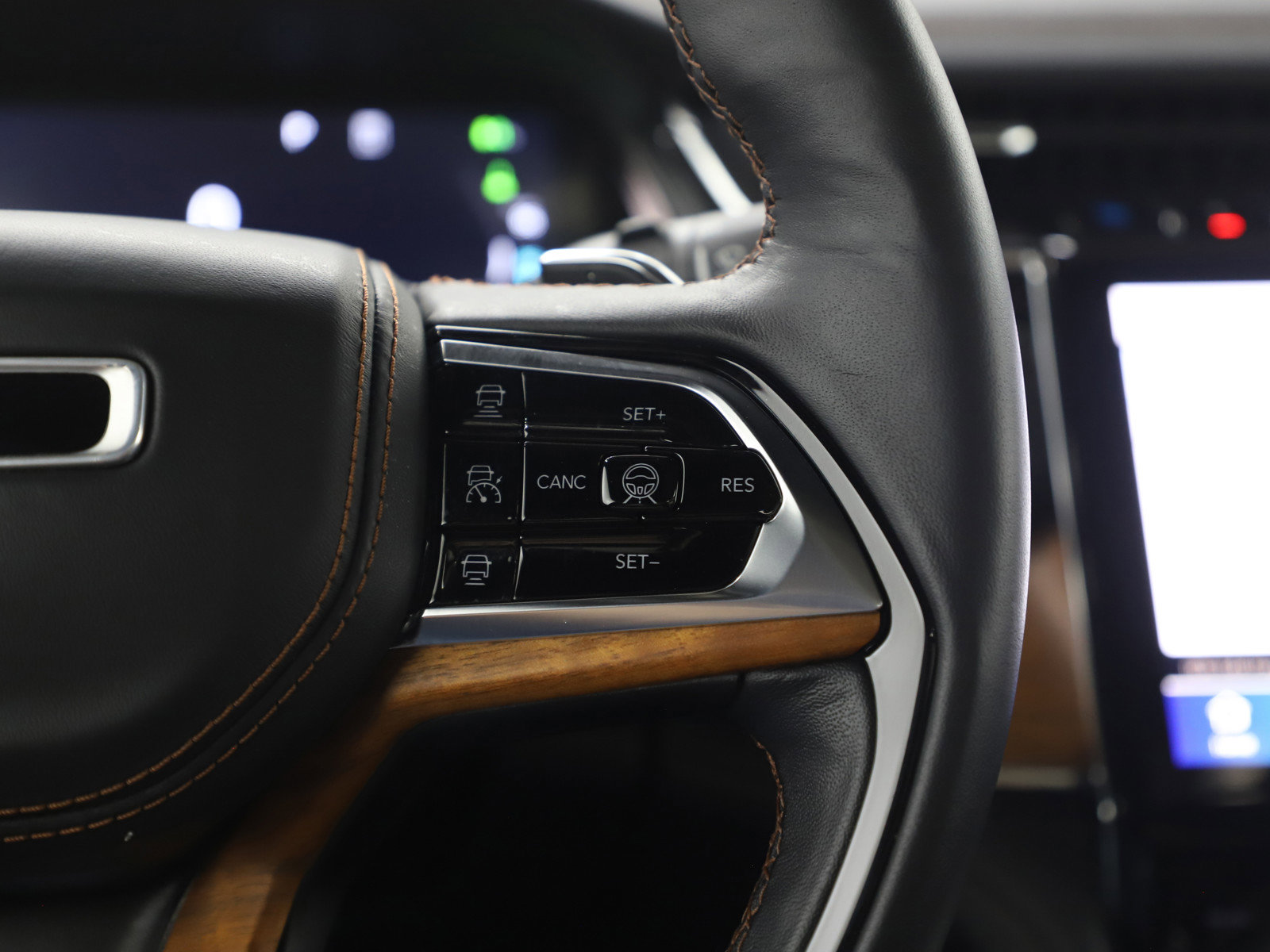 Used 2024 Jeep Grand Cherokee Summit AWD/4WD image 28