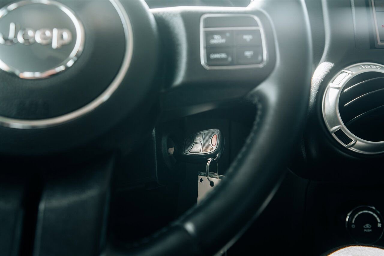 Used 2016 Jeep Wrangler Unlimited Rubicon image 32