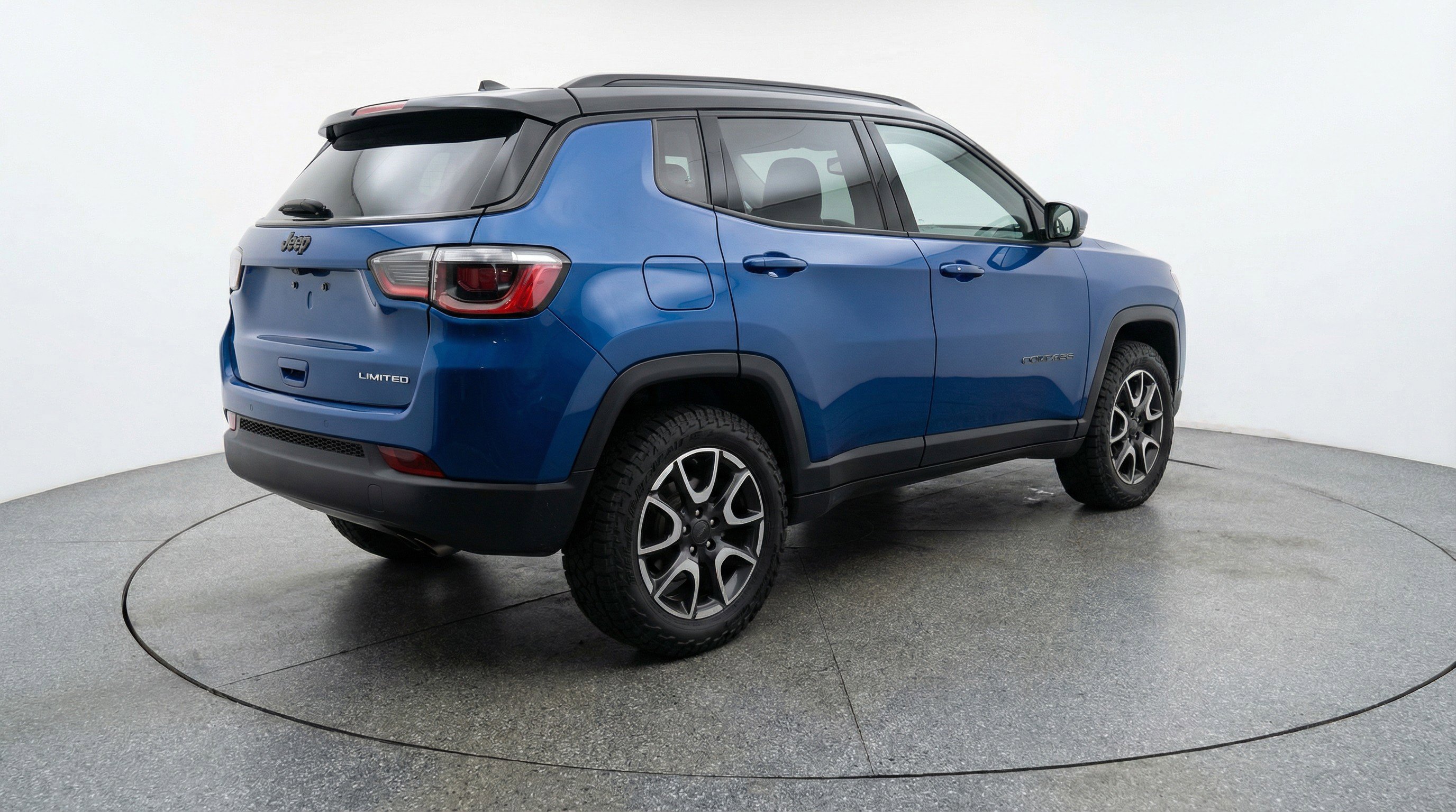 Used 2025 Jeep Compass Trailhawk image 9